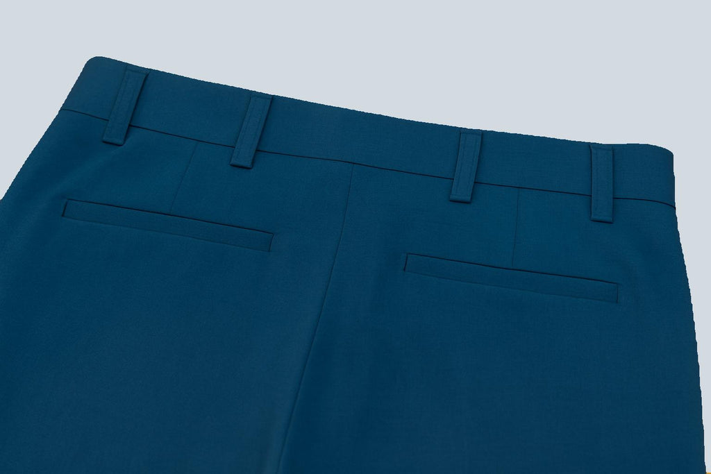 Dos du pantalon homme bleu indigo en laine froide, poches passepoilées, ensemble Célébration Kantawa