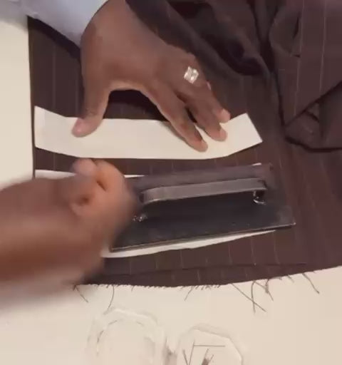 Couturier à l'œuvre dans l'atelier Kantawa à Paris, confection d'une pièce sur-mesure